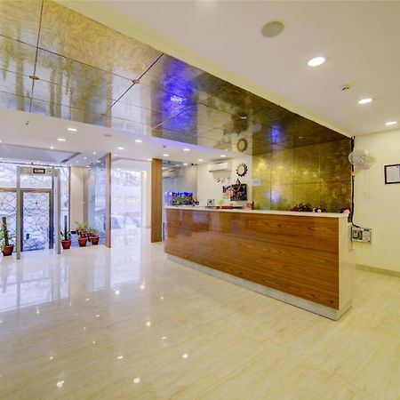Hotel D'Capitol - Delhi Airport Нью-Дели Экстерьер фото