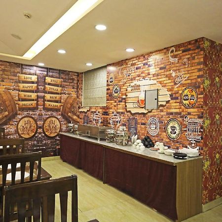 Hotel D'Capitol - Delhi Airport Нью-Дели Экстерьер фото