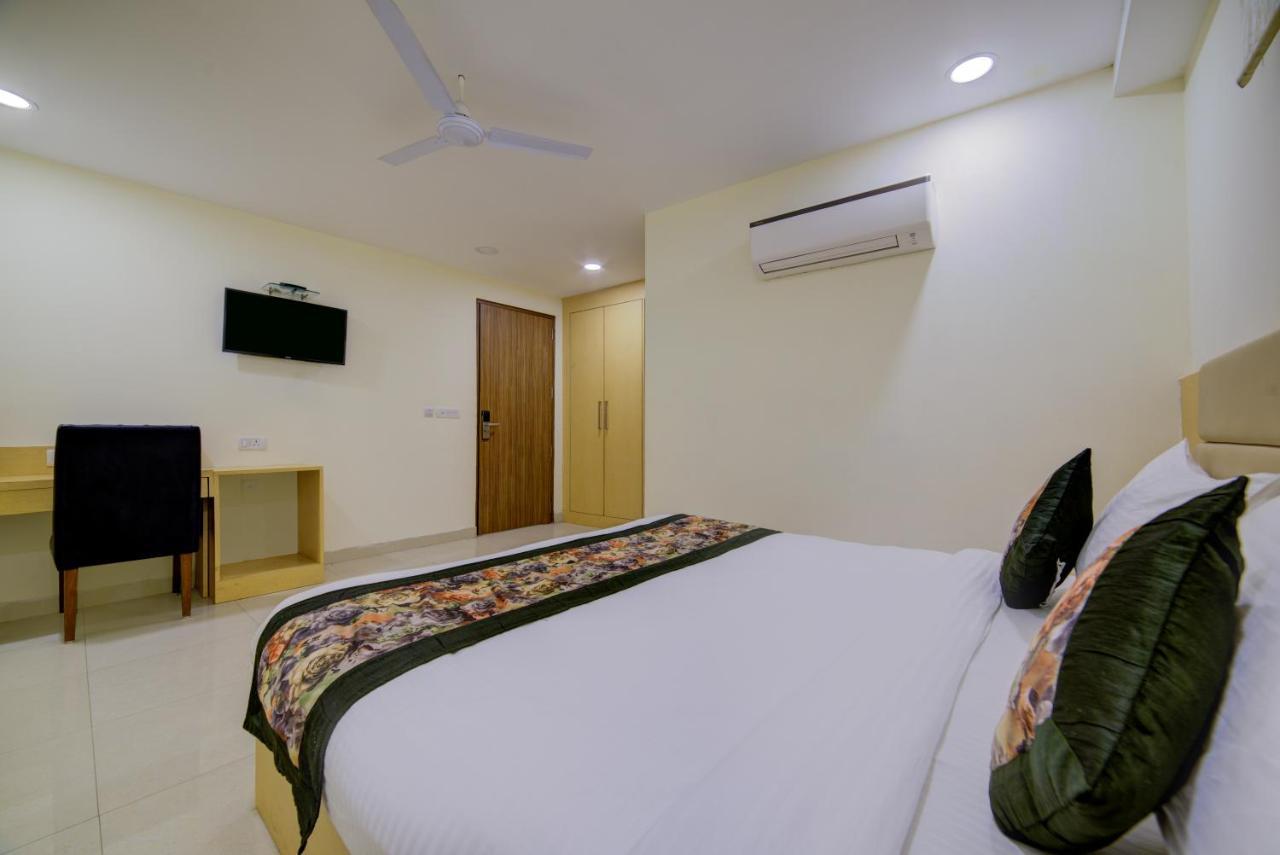 Hotel D'Capitol - Delhi Airport Нью-Дели Экстерьер фото
