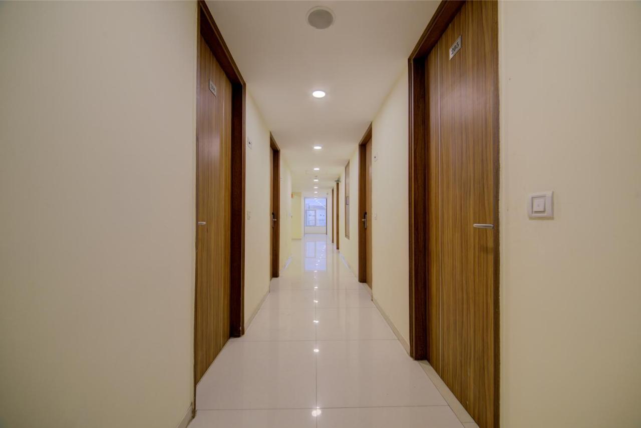 Hotel D'Capitol - Delhi Airport Нью-Дели Экстерьер фото