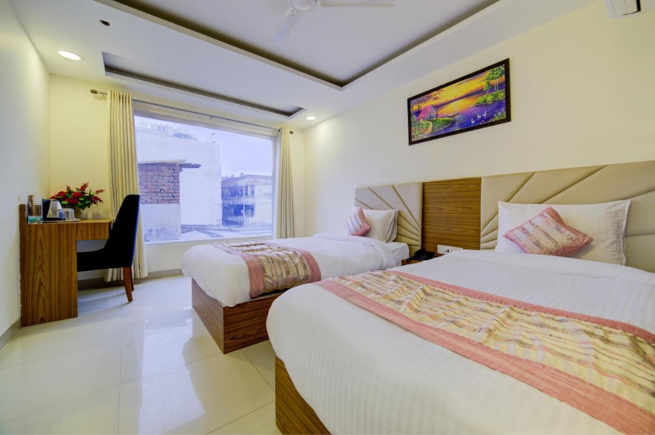 Hotel D'Capitol - Delhi Airport Нью-Дели Экстерьер фото