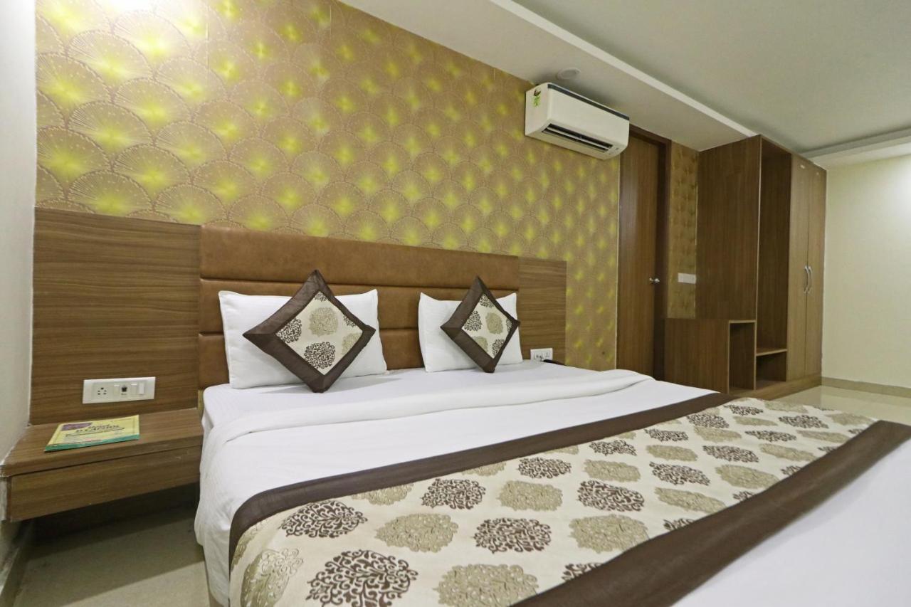 Hotel D'Capitol - Delhi Airport Нью-Дели Экстерьер фото