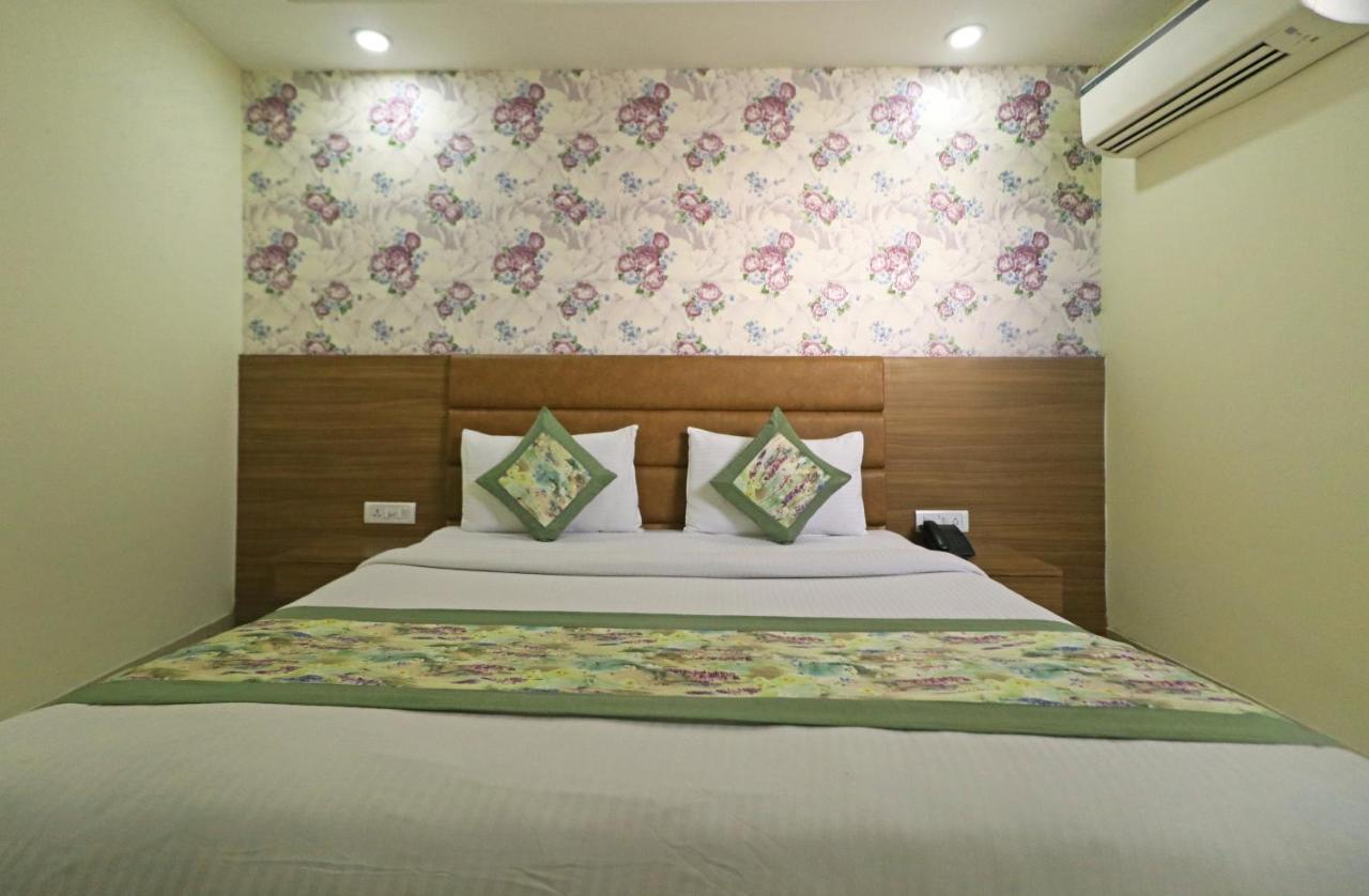 Hotel D'Capitol - Delhi Airport Нью-Дели Экстерьер фото