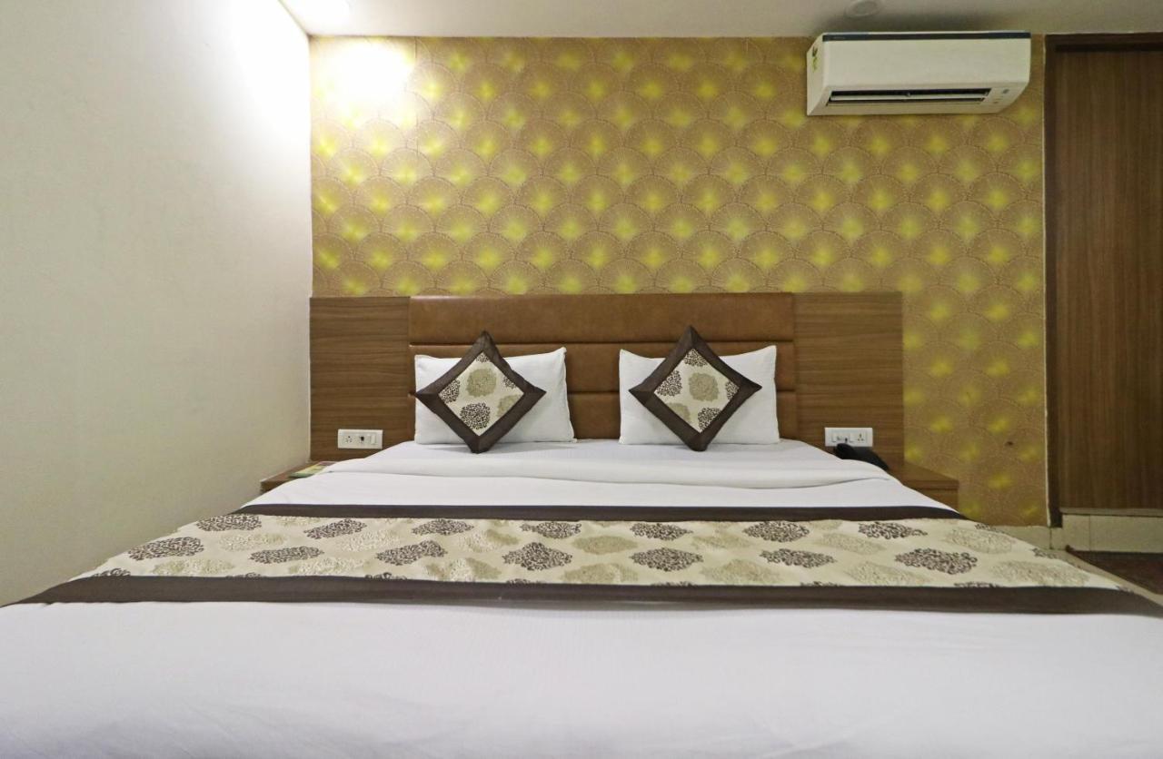 Hotel D'Capitol - Delhi Airport Нью-Дели Экстерьер фото