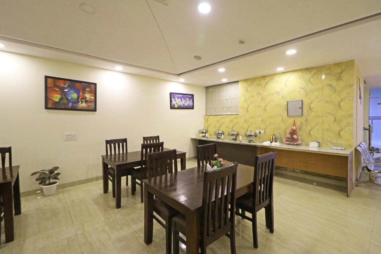 Hotel D'Capitol - Delhi Airport Нью-Дели Экстерьер фото
