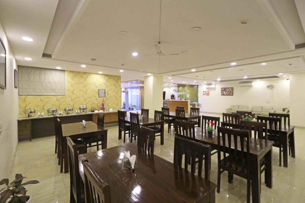 Hotel D'Capitol - Delhi Airport Нью-Дели Экстерьер фото