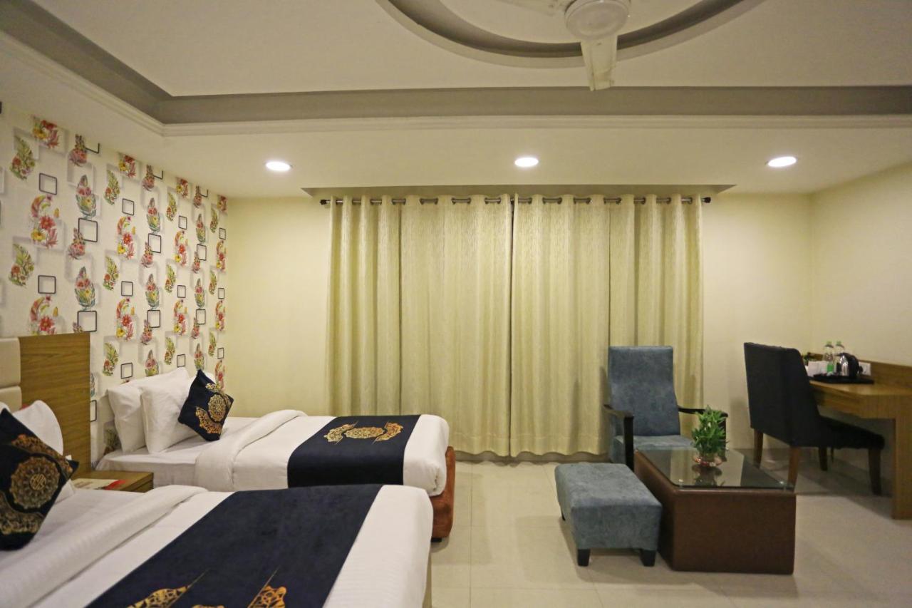 Hotel D'Capitol - Delhi Airport Нью-Дели Экстерьер фото