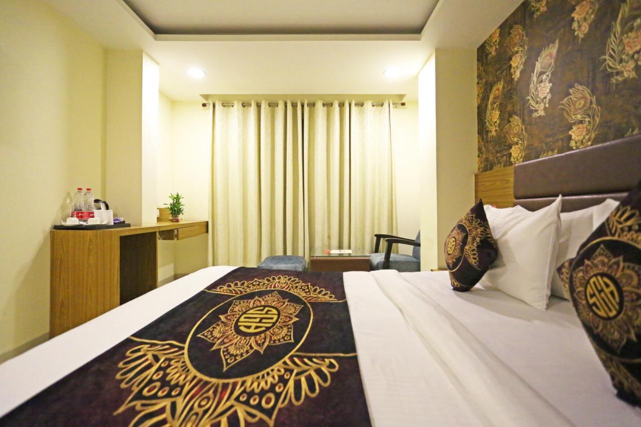 Hotel D'Capitol - Delhi Airport Нью-Дели Экстерьер фото