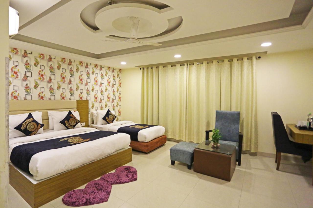 Hotel D'Capitol - Delhi Airport Нью-Дели Экстерьер фото