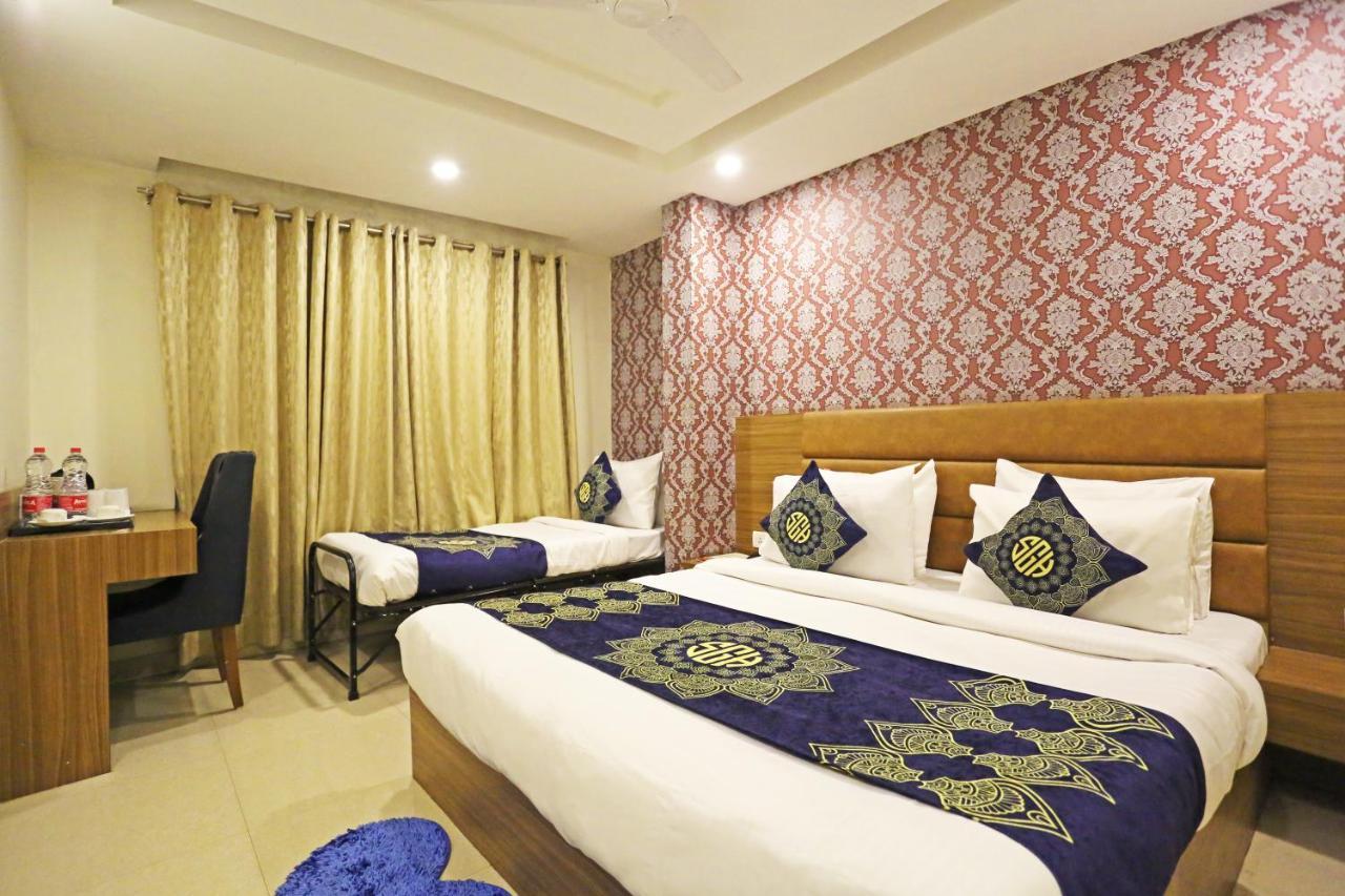 Hotel D'Capitol - Delhi Airport Нью-Дели Экстерьер фото