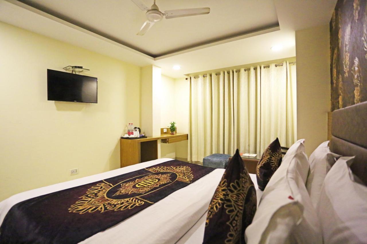 Hotel D'Capitol - Delhi Airport Нью-Дели Экстерьер фото