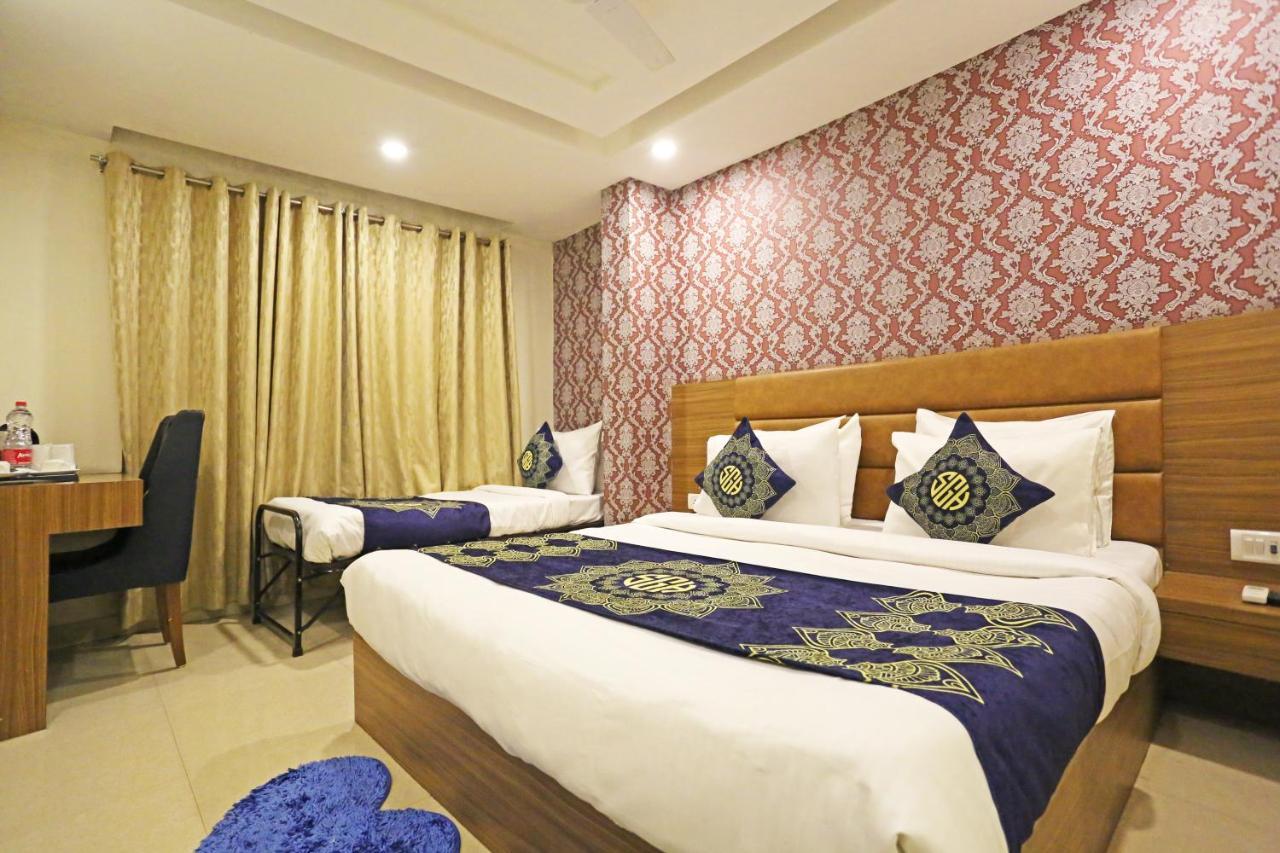 Hotel D'Capitol - Delhi Airport Нью-Дели Экстерьер фото