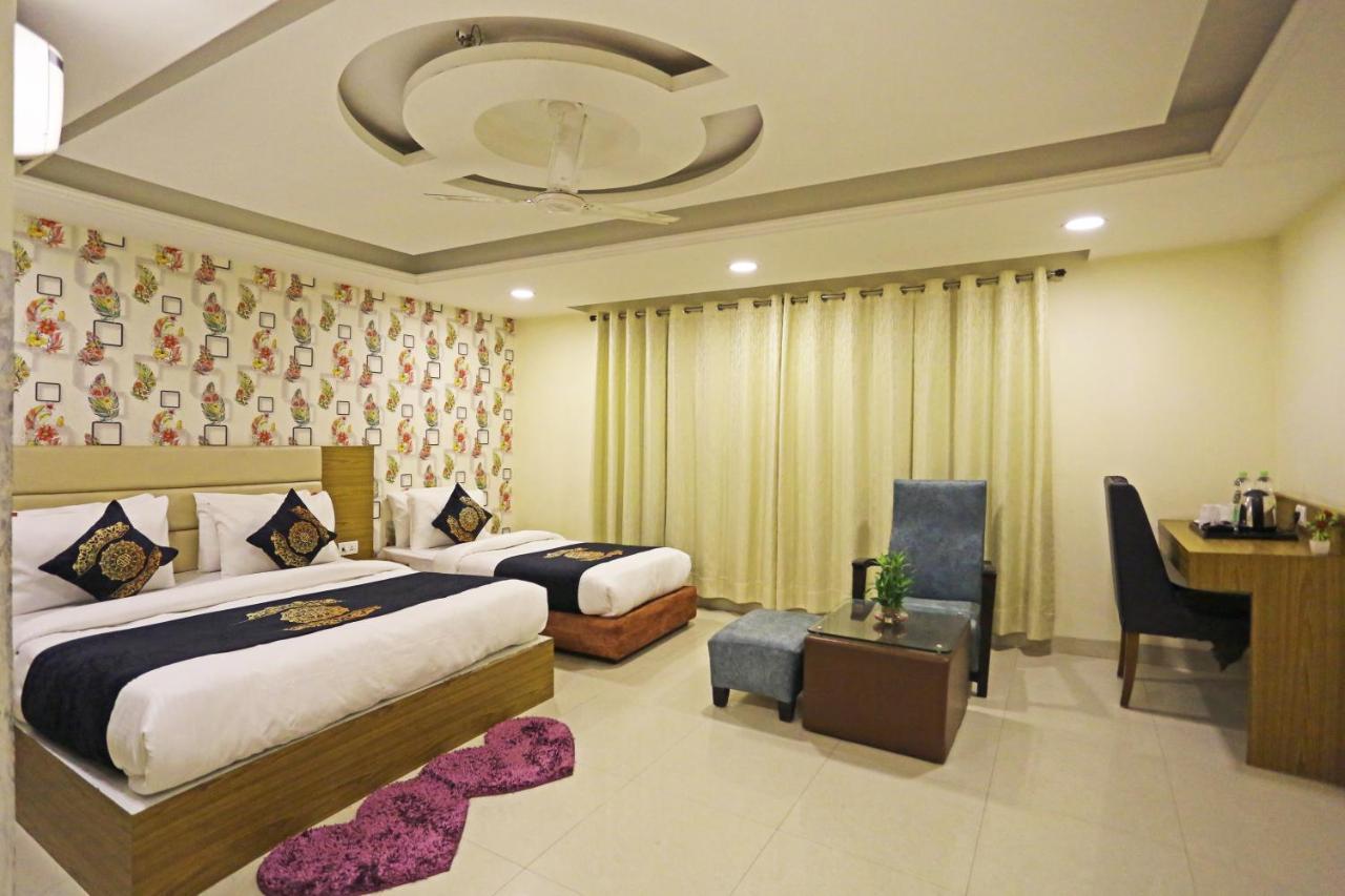 Hotel D'Capitol - Delhi Airport Нью-Дели Экстерьер фото