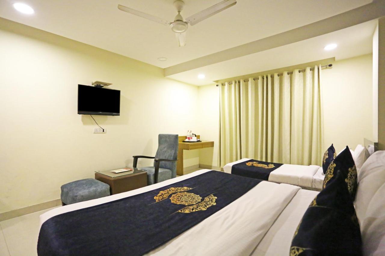Hotel D'Capitol - Delhi Airport Нью-Дели Экстерьер фото