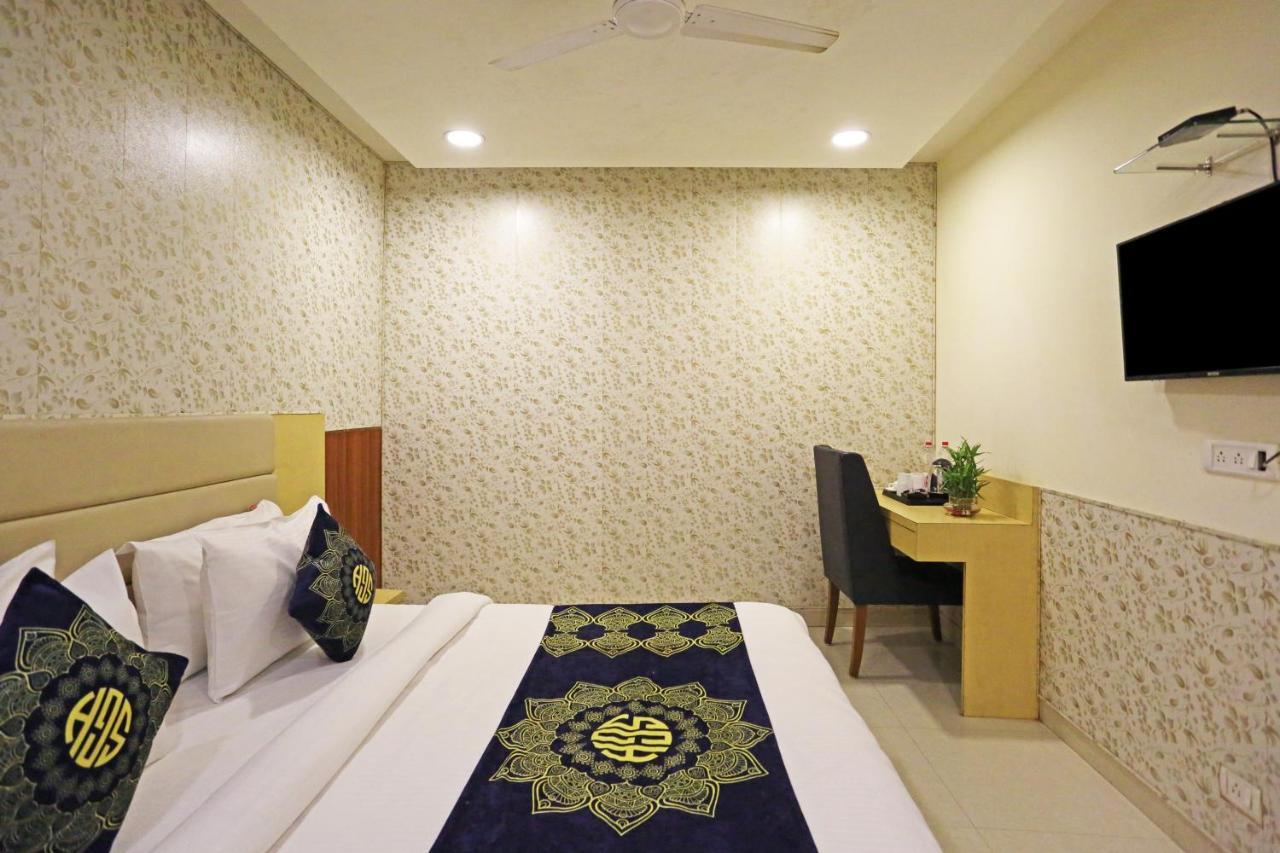 Hotel D'Capitol - Delhi Airport Нью-Дели Экстерьер фото