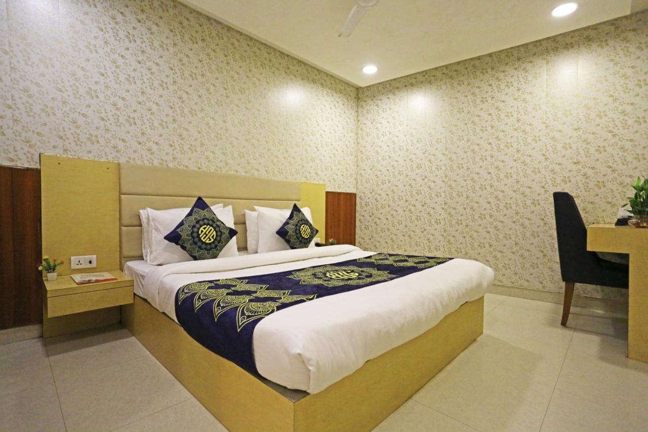 Hotel D'Capitol - Delhi Airport Нью-Дели Экстерьер фото