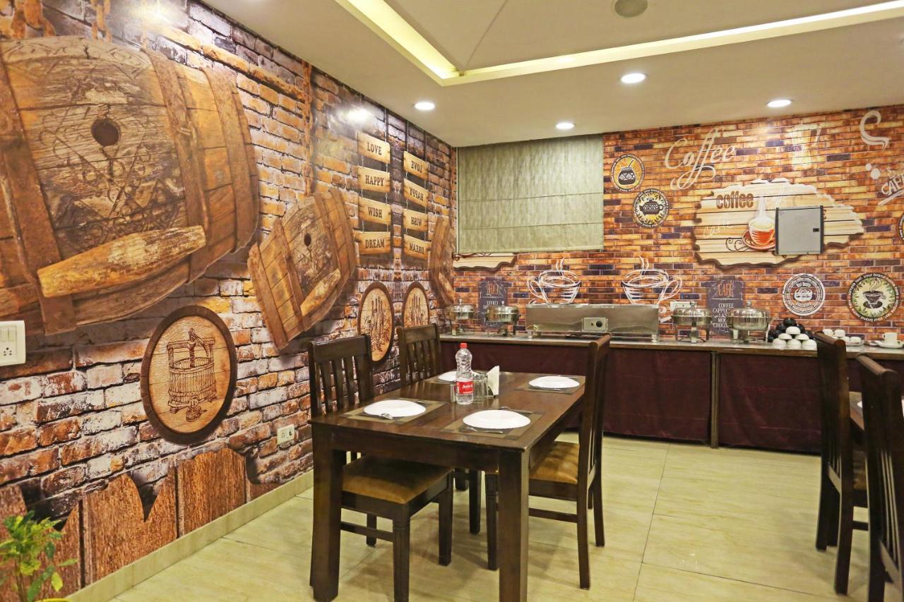 Hotel D'Capitol - Delhi Airport Нью-Дели Экстерьер фото